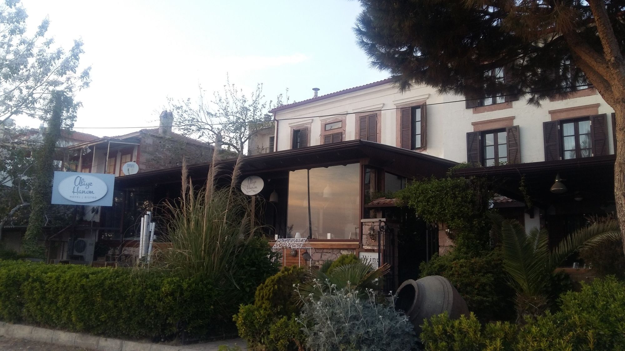 Aliye Hanim Ayvalik Luaran gambar
